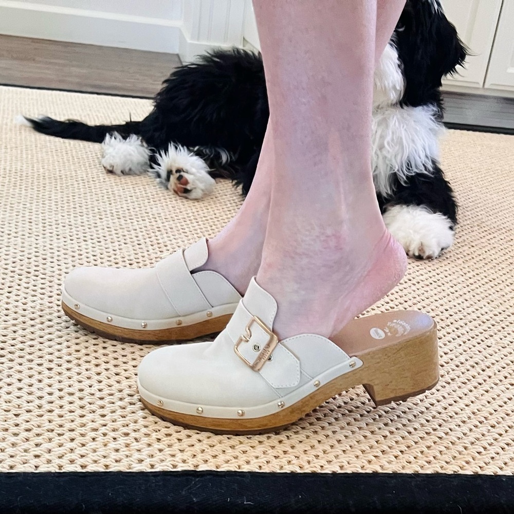 Dr Scholls Women's Cream Clogs NWOT